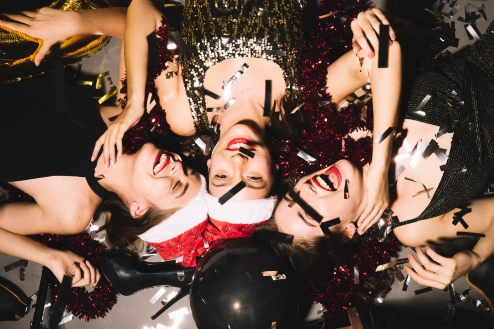 Δύο καινούρια serum με βιταμίνη C & πολυφαινόλες ελιάς, για να λάμψετε τις Γιορτινές ημέρες & νύχτες!